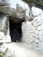 entrata della cava di marmo